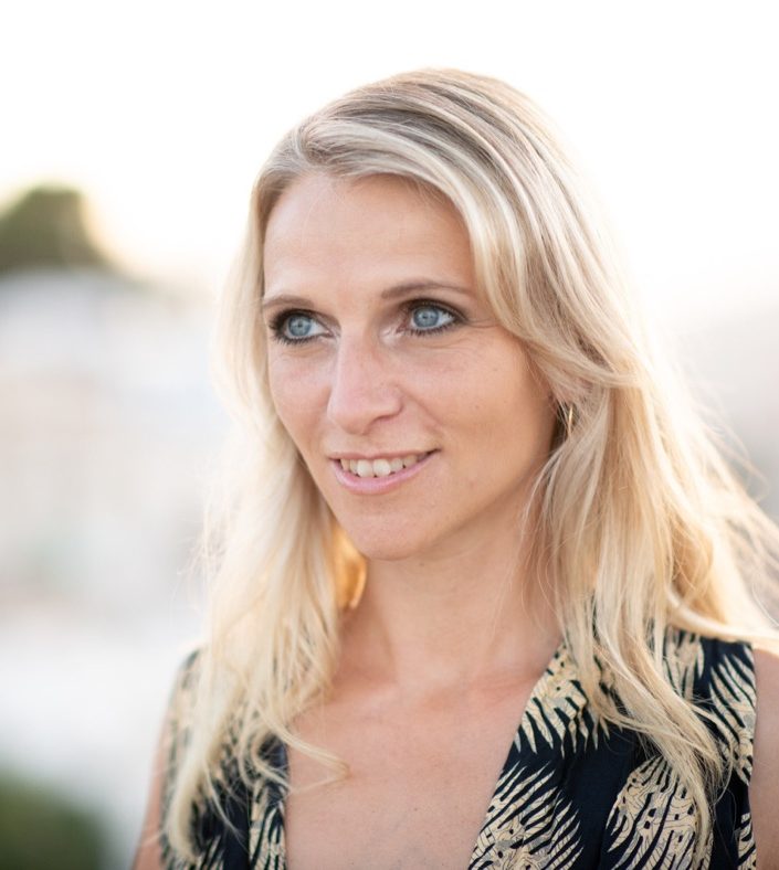 Nina Wassinger lächelt im warmen Abendlicht