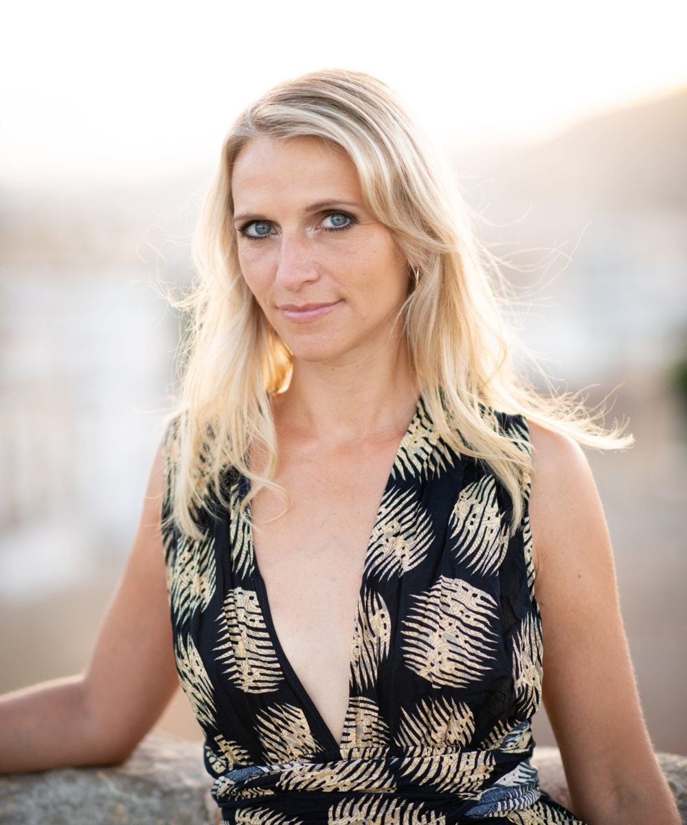 Porträt von Nina Wassinger im Abendlicht, sie blickt freundlich in die Kamera